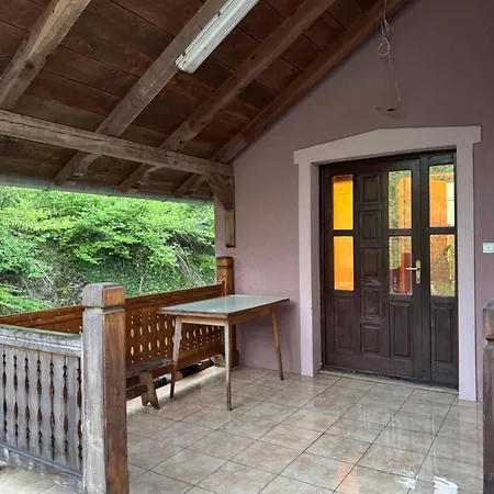 Kuca Ispod Rajca Holiday home Slavkovica