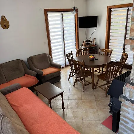 Kuca Ispod Rajca Nyaraló